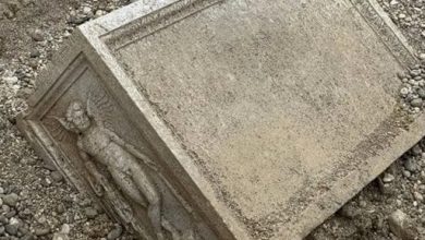 العثور على نصب أثرى رومانى يزن 13 ألف رطل في نهر بإيطاليا